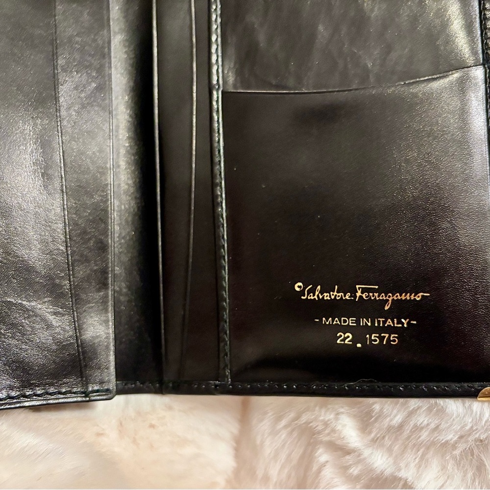 Salvatore Ferragamo Elegant Leather Wallet in Box - Picture 4 of 16